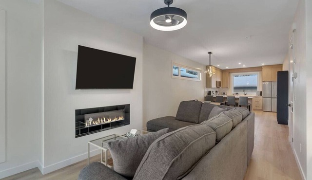 Modern 2BR/2BA Calgary Suite Free Parking Near CTrain & Downtown