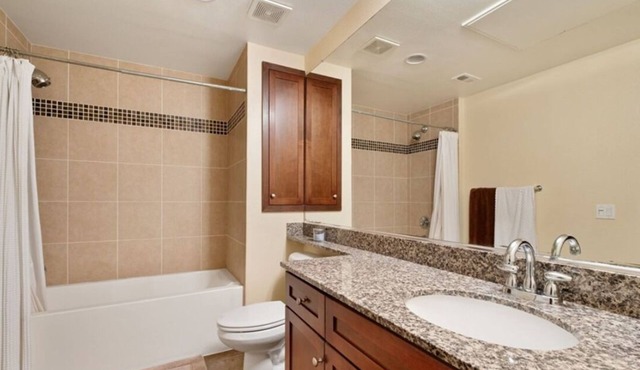 Modern 2BR/2BA Irvine Condo - Pool, Gym & Parking