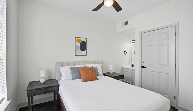 Modern 2BR/2BA Near University District