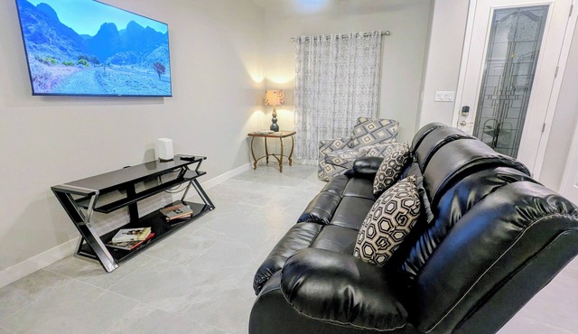 Modern 2BR/2BA + Office Home Walk to Red Hawk Golf Club, Near NMSU & White Sands