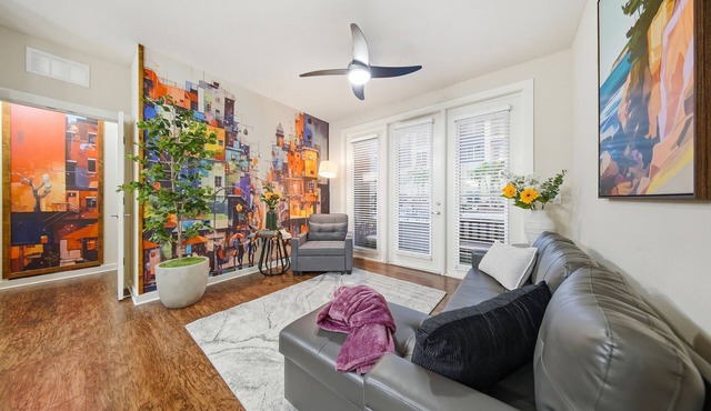 Modern 2BR/2BA Tampa Retreat: Productivity Meets Comfort