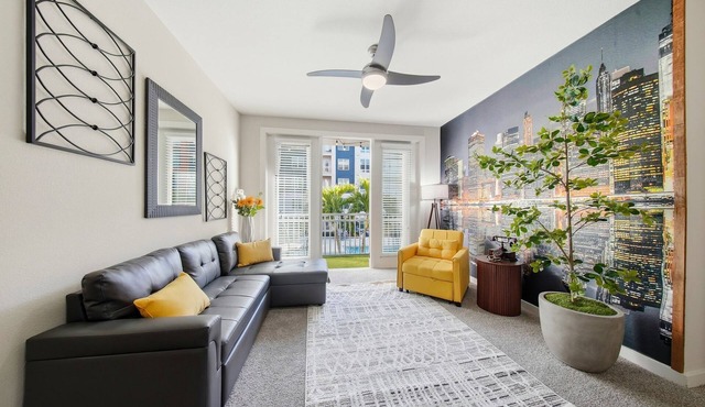 Modern 2BR/2BA Tampa Retreat: Productivity Meets Comfort