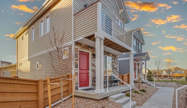 Modern 2BR 2BA Townhome 15 Min to DEN