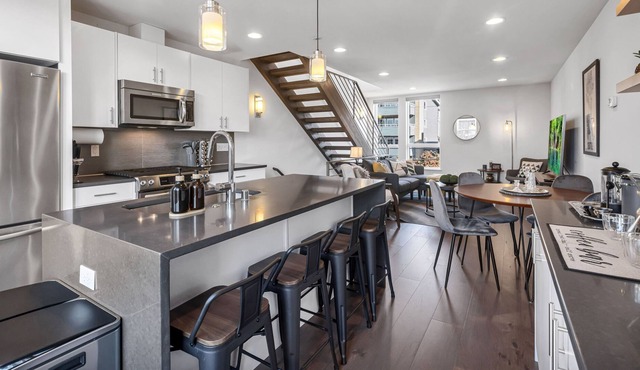 Modern 2BR + 2BA Townhome - Eastlake/Lake Union