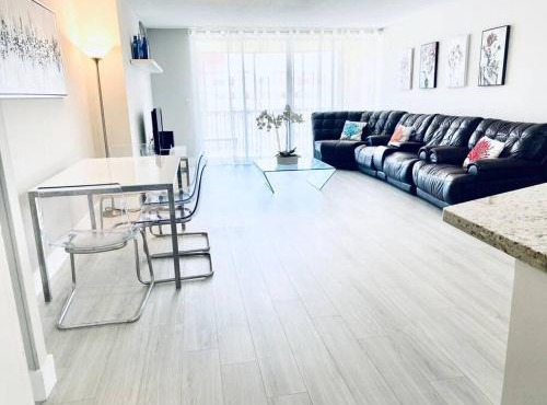 MODERN 2BR 2BA CONDO near AVENTURA! Wi-Fi! Parking