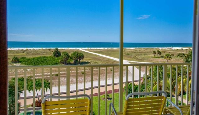 Modern 2Br/2Ba Beachfront Condo with an Incredible View. Amenities, Pool, Beautiful Beach
