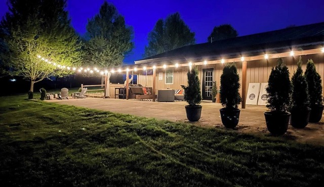 Modern 2BR/2BA with hot tub, pool table, cornhole, fire pit—your perfect Mohican base!