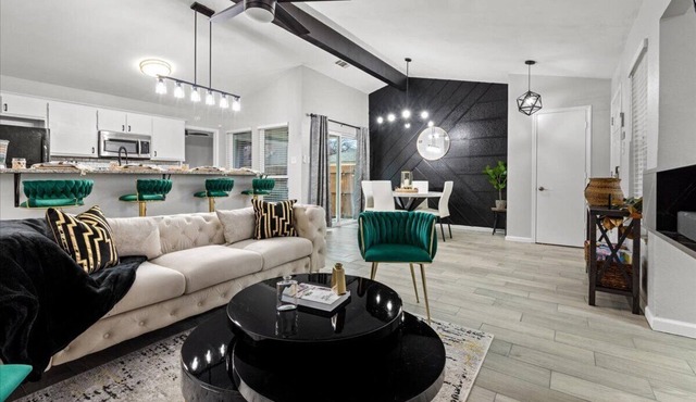 Modern 2BR 4 Mi to AT&T Stadium Sleeps 6