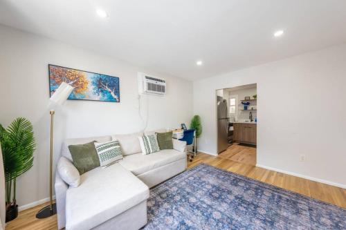 Modern 2BR 8 mins to Penn Station with WiFi and Laundry