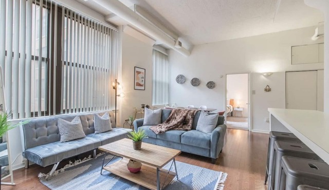 Modern 2BR Apartment w Free Parking, Gym, Close to shops, 24/7 FD