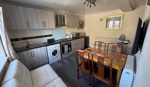 Modern 2BR Apartment | Central Melksham Location