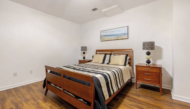 Modern 2BR Apartment Fast WiFi Free Parking Quiet Woodstock Area