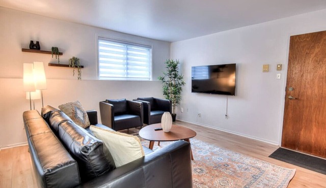 Modern 2BR apartment with 2 Free parking spots