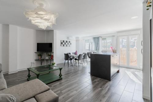 Modern 2BR Apartment with Terrace in Valencia