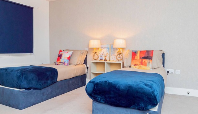 Modern 2BR Apt w/Balcony & Free Parking