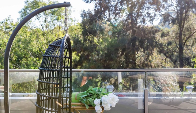 Modern 2BR Apt with Balcony & Free Parking