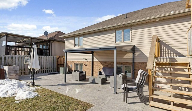 Modern 2BR Basement Appartment. Near Point Peele. Free Parking. Kitchen