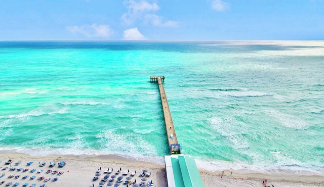 Modern 2BR condo, 5 min walk to the beach w/Heated Pool and free parking spot