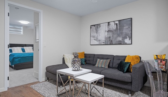 Modern 2BR | Calgary| Near U of C, Hospitals & Banff. Family & Business Friendly