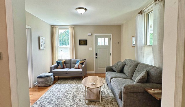 Modern 2BR Charmer Heart of BloNo
