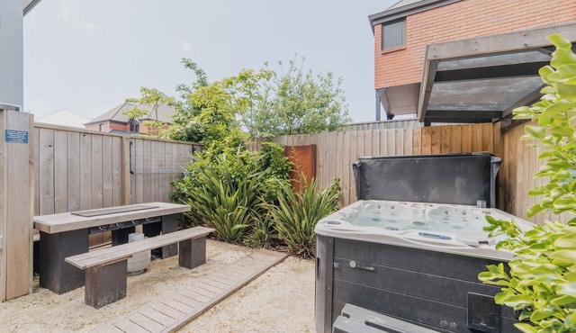 Modern 2BR City Townhouse w/Spa & Parking