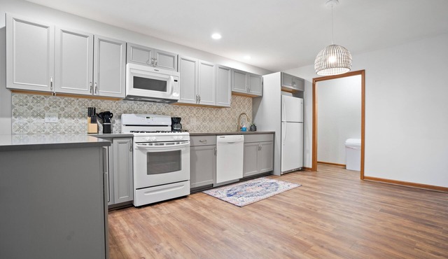 Modern 2BR Close to Indiana Dunes, Beaches & Downtown Chesterton!