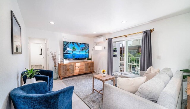 Modern 2BR Condo, Steps to Ocean, BBQ, Surfboard, XBOX & Ps4, E-bikes, Pets OK