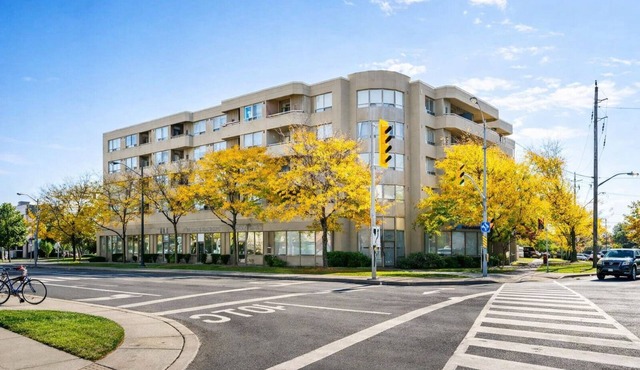 Modern 2BR Condo close to mid and downtown! Underground parking, walk to subway!