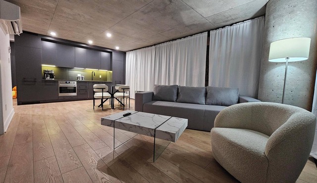 Modern 2BR Condo in Griffintown – Stylish & Convenient