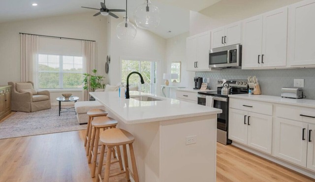 Modern 2BR Condo | *Near LU* | Wi-Fi & Smart TVs