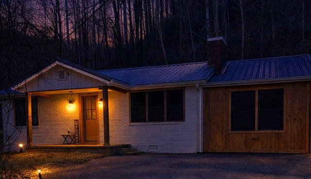 Modern 2BR Creekside Cottage, Minutes to Pigeon Forge, No steep roads