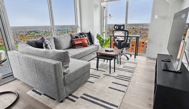 Modern 2BR+Den Condo near Square One | Sleeps 6 | Mins to Pearson YYZ