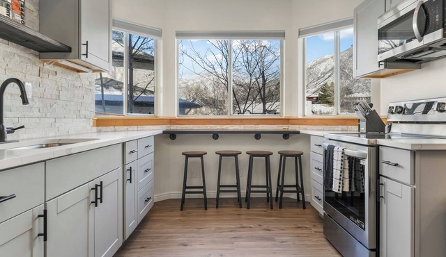 Modern 2BR Escape | Mountain Views & Gully Access