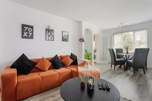 Modern 2BR Flat, 20 mins train to Central London