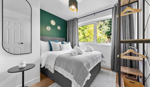 MODERN 2BR Flat, FREE parking, close to the airport, station & centre