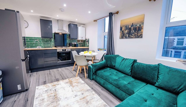 Modern 2BR Flat Steps from Cardiff Pubs & Town