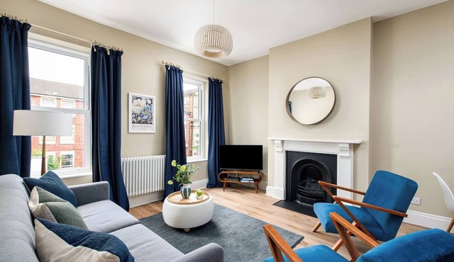 Modern 2BR Flat | Walk to Clifton | Free Parking
