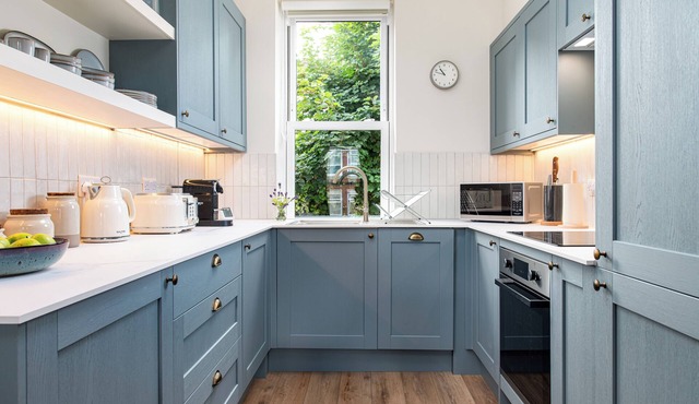 Modern 2BR Flat | Walk to Clifton | Free Parking