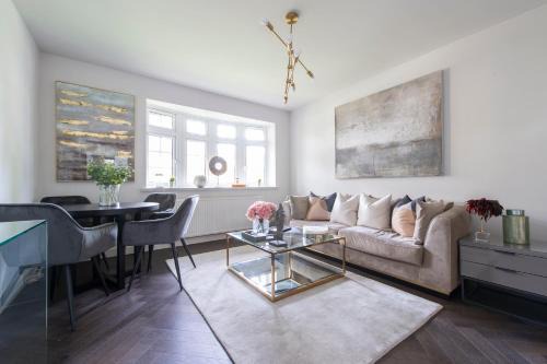 Modern 2BR Flat with 3 Beds Urban Getaway - Cherry