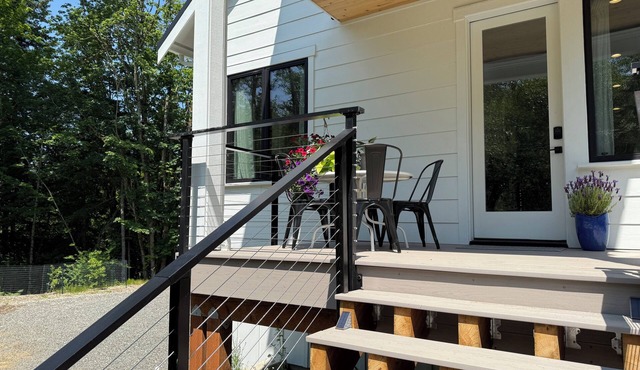 Modern 2BR forest retreat steps from Galbraith trails & Lake Whatcom. Fast Wi-Fi & desk for remote work. Mount Baker skiing just 80 mins away.