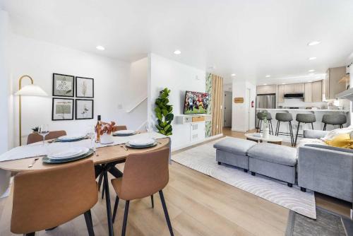 Modern 2BR Gem Near UW & Lake Trails & Garage