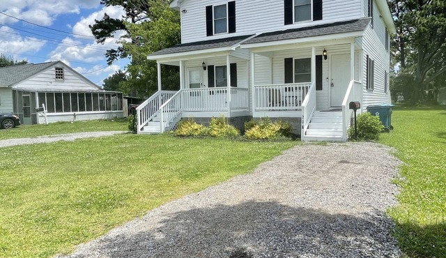 Modern 2BR Getaway: Walk to Chowan University & Local Eats!