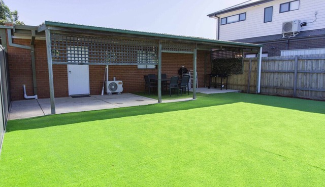 Modern 2BR Guest House in Werribee, BBQ, Backyard & Prime Location