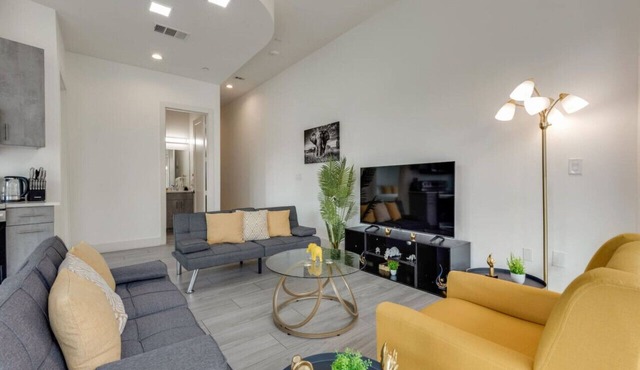 Modern 2BR | Gym | Parking | Workspace