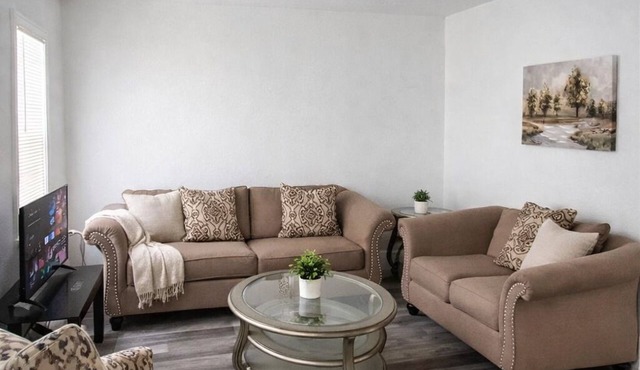 Modern 2BR Home Minutes to Toledo Hospital Fast Fiber Wi-Fi Free Parking