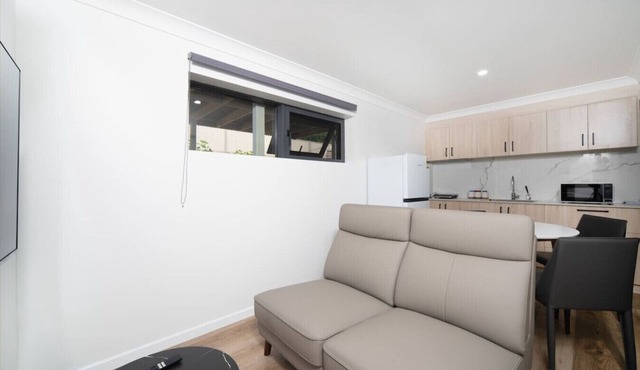 Modern 2BR Home | Near Garden City & Griffith Uni