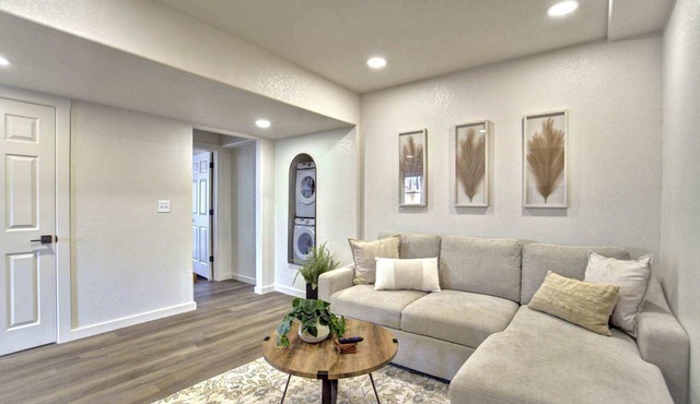 Modern 2BR Home, Sleeps 8,Grill,Hot Tub & Fire Pit