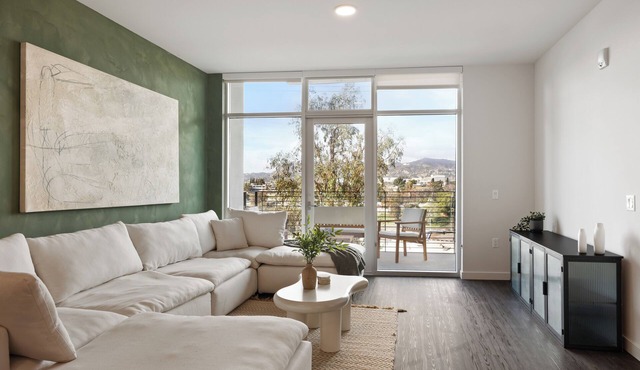 Modern 2BR in Central LA, With Pool, Gym & Workspace