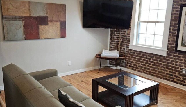 Modern 2BR in Great Location (202)