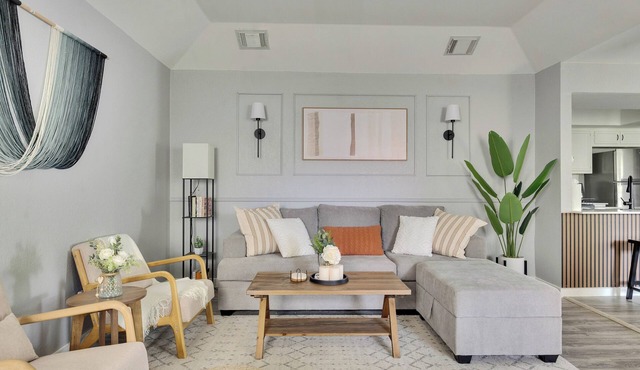Modern 2BR in North Austin! Pet Friendly + WFH Ready